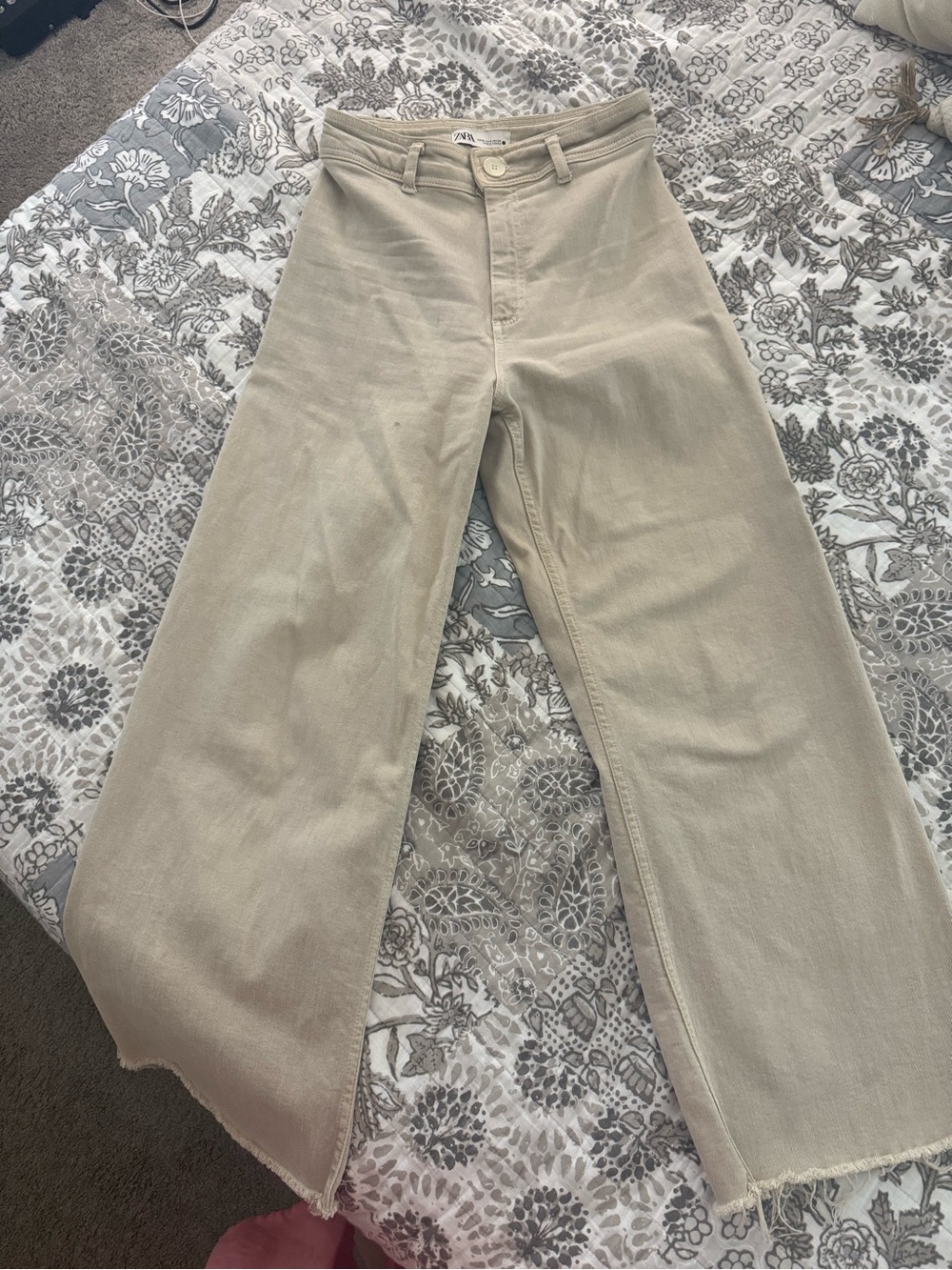 Zara high rise wide-leg jeans in beige. - Picture 4 of 5
